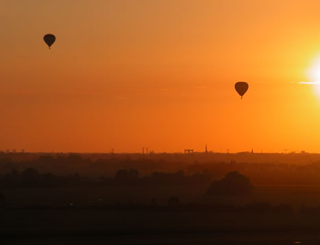 romantisch: ballonvaren bij ondergaande zon