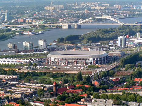 Luchtballon boven de randstad van Zuid-Holland. Hier Rotterdam.