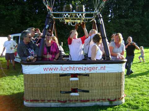 Passagiers krijgen luchtballon instructies