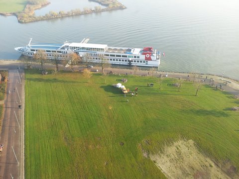 Buiten de Waterpoort vanuit luchtballon te Gorinchem