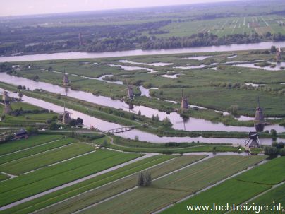 Onze luchtballon vaart over molentjes van Kinderdijk