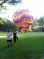 Passagiers helpen mee om de luchtballon op te bouwen in Rotterdam. De ballonvaart, die over het metropool en de stad Rotterdam gemaakt gaat worden start op Rotterdam-Zuid, vlakbij Ahoy.