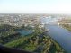 Een prachtig uitzicht vanuit de luchtballon. De ballon is vertrokken uit Rotterdam en zal vele echte Rotterdamse aangelegen overvaren, de maas, de van Brienenoordbrug, de Kuip, Capelle aan den IJssel en Oudekerk aan den IJssel. De luchtballon zal uiteindelijk in het Groene Hart van Zuid-Holland neerstrijken (Haastrecht).