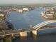 Ha, daar is ie weer! De van Brienenoordbrug. Wat een prachtig uitzicht vanuit de luchtballon boven Rotterdam.