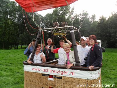 Vertrek met luchtballon vanuit Gouwebos in Waddinxveen voor een tocht naar haastrecht