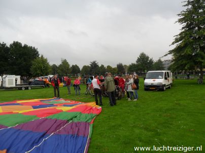 Laatste uitleg voor ballonvaart vanuit Vondelpark in Papendrecht
