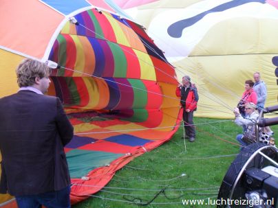 Inflaten van luchtballon in Vondelpark te Papendrecht