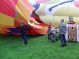 Inflaten van heteluchtballon in het Vondelpark in papendrecht