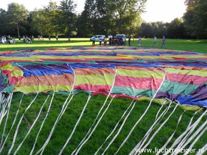 Klaar voor de start met hete luchtballon in Capelle aan den IJssel
