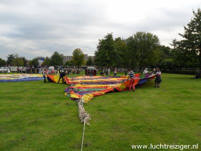 Vondelpark, klaarleggen luchtballon in Papendrecht