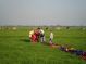 Ballon wordt opgeruimd door de piloot, de crew, en de passagiers in Lopik, Groene Hart te Zuid-Holland