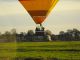 Laatste check van piloot Patrick in luchtballon van de Luchtreiziger Ballonvaarten uit Vlaardingen. Opstijgen in Montfoort, landen in Schoonhoven. Uitzicht over het Groene Hart van Zuid-Holland, of preciezer nog: de Lopikerwaard