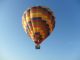 Luchtballon PH-DLB hangt boven Gorinchem om uiteindelijk in Leerdam te landen. Ballonvaarten in Zuid-Holland, Groene Hart, is de specialiteit van de Luchtreiziger Ballonvaarten uit Vlaardingen.