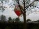 Ballonvaart vanaf oudewater, Snelrewaard over Woerden naar het Woerdens Verlaat. Luchtballon wordt handmatig op parkeerplaats geduwd voor de berging.