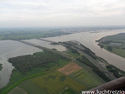 Prachtige ballonvaart vanuit Dordrecht over de moerdijk en de moerdijkbrug naar Brabant, Oudenbosch. Passagiers hebben genoten van deze ballonvaart en zijn uiteindelijk in de adelstand verheven.