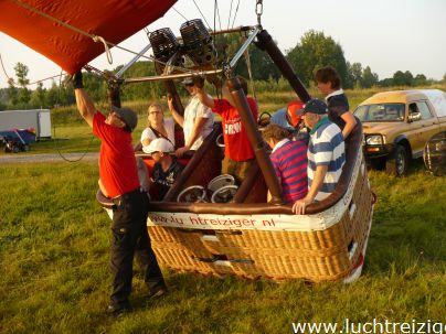 Ballonvaart over de Hoeksche Waard, Van Dordrecht, over gravendeel, Klaas1 Strijen en Zuid-Beijerland. De Hoekse Waard in zijn volle glorie aanschouwen vanuit de luchtballon.