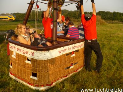 Ballonvaart over de Hoeksche Waard, Van Dordrecht, over gravendeel, Klaas1 Strijen en Zuid-Beijerland. De Hoekse Waard in zijn volle glorie aanschouwen vanuit de luchtballon.