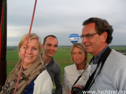 Familie ballonvaart van Cabauw (zuid-Holland) via Oudewater en Linschoten naar Woerden. Prachtige tocht met PH-DLB luchtballon.