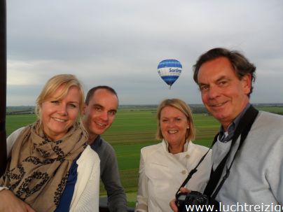 Familie ballonvaart van Cabauw (zuid-Holland) via Oudewater en Linschoten naar Woerden. Prachtige tocht met PH-DLB luchtballon.