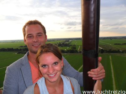 Familie ballonvaart van Cabauw (zuid-Holland) via Oudewater en Linschoten naar Woerden. Prachtige tocht met PH-DLB luchtballon.