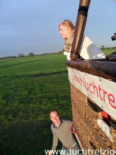 Familie ballonvaart van Cabauw (zuid-Holland) via Oudewater en Linschoten naar Woerden. Prachtige tocht met PH-DLB luchtballon.