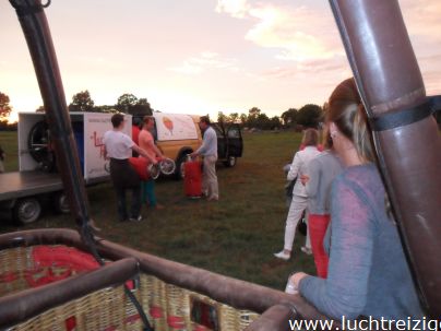 Familie ballonvaart van Cabauw (zuid-Holland) via Oudewater en Linschoten naar Woerden. Prachtige tocht met PH-DLB luchtballon.