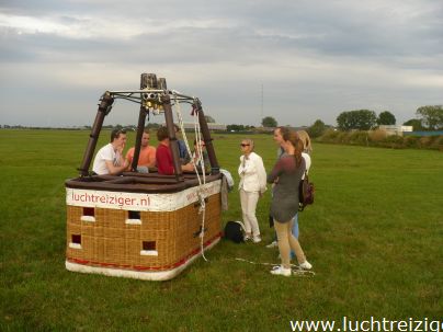 Familie ballonvaart van Cabauw (zuid-Holland) via Oudewater en Linschoten naar Woerden. Prachtige tocht met PH-DLB luchtballon.