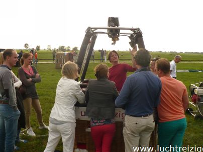 Familie ballonvaart van Cabauw (zuid-Holland) via Oudewater en Linschoten naar Woerden. Prachtige tocht met PH-DLB luchtballon.