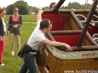 Familie ballonvaart van Cabauw (zuid-Holland) via Oudewater en Linschoten naar Woerden. Prachtige tocht met PH-DLB luchtballon.