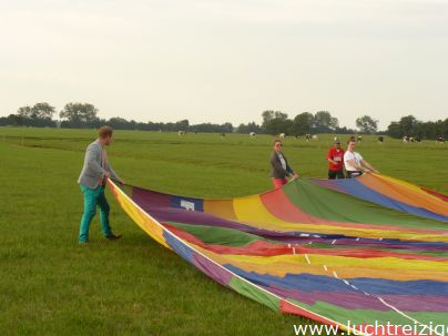 Familie ballonvaart van Cabauw (zuid-Holland) via Oudewater en Linschoten naar Woerden. Prachtige tocht met PH-DLB luchtballon.