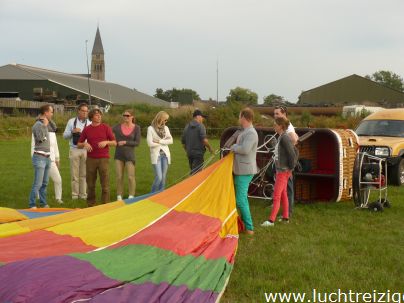 Familie ballonvaart van Cabauw (zuid-Holland) via Oudewater en Linschoten naar Woerden. Prachtige tocht met PH-DLB luchtballon.