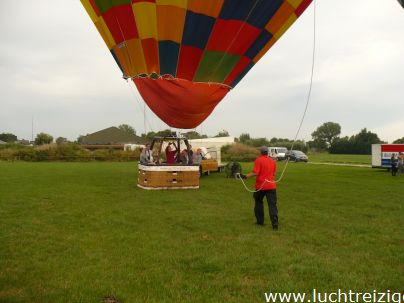 Familie ballonvaart van Cabauw (zuid-Holland) via Oudewater en Linschoten naar Woerden. Prachtige tocht met PH-DLB luchtballon.