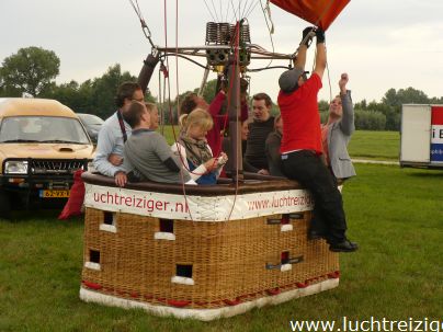 Familie ballonvaart van Cabauw (zuid-Holland) via Oudewater en Linschoten naar Woerden. Prachtige tocht met PH-DLB luchtballon.