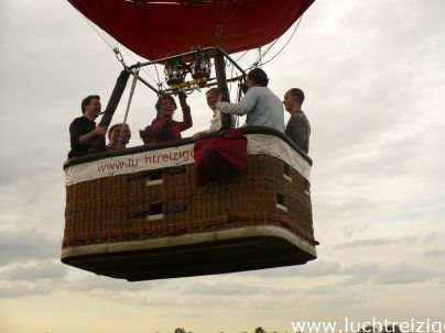 Familie ballonvaart van Cabauw (zuid-Holland) via Oudewater en Linschoten naar Woerden. Prachtige tocht met PH-DLB luchtballon.