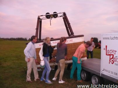 Familie ballonvaart van Cabauw (zuid-Holland) via Oudewater en Linschoten naar Woerden. Prachtige tocht met PH-DLB luchtballon.