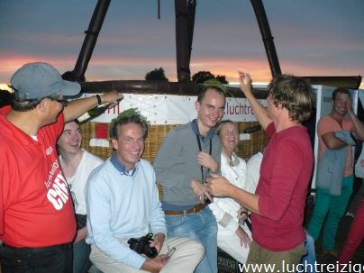 Familie ballonvaart van Cabauw (zuid-Holland) via Oudewater en Linschoten naar Woerden. Prachtige tocht met PH-DLB luchtballon.