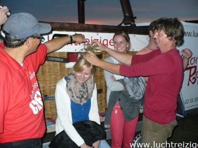 Familie ballonvaart van Cabauw (zuid-Holland) via Oudewater en Linschoten naar Woerden. Prachtige tocht met PH-DLB luchtballon.