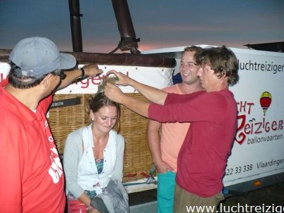 Familie ballonvaart van Cabauw (zuid-Holland) via Oudewater en Linschoten naar Woerden. Prachtige tocht met PH-DLB luchtballon.