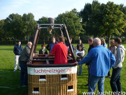 Ballonvaart van Papendrecht over 's Gravendeel en de Hoeksche Waard (Hoekse Waard) via Heinenoord naar Oud Beijerland. We voerden vlak onder Rotterdam. Prachtige ballonvaart