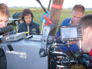 Luchtballon wordt klaargemaakt voor ballonvaart met camera's